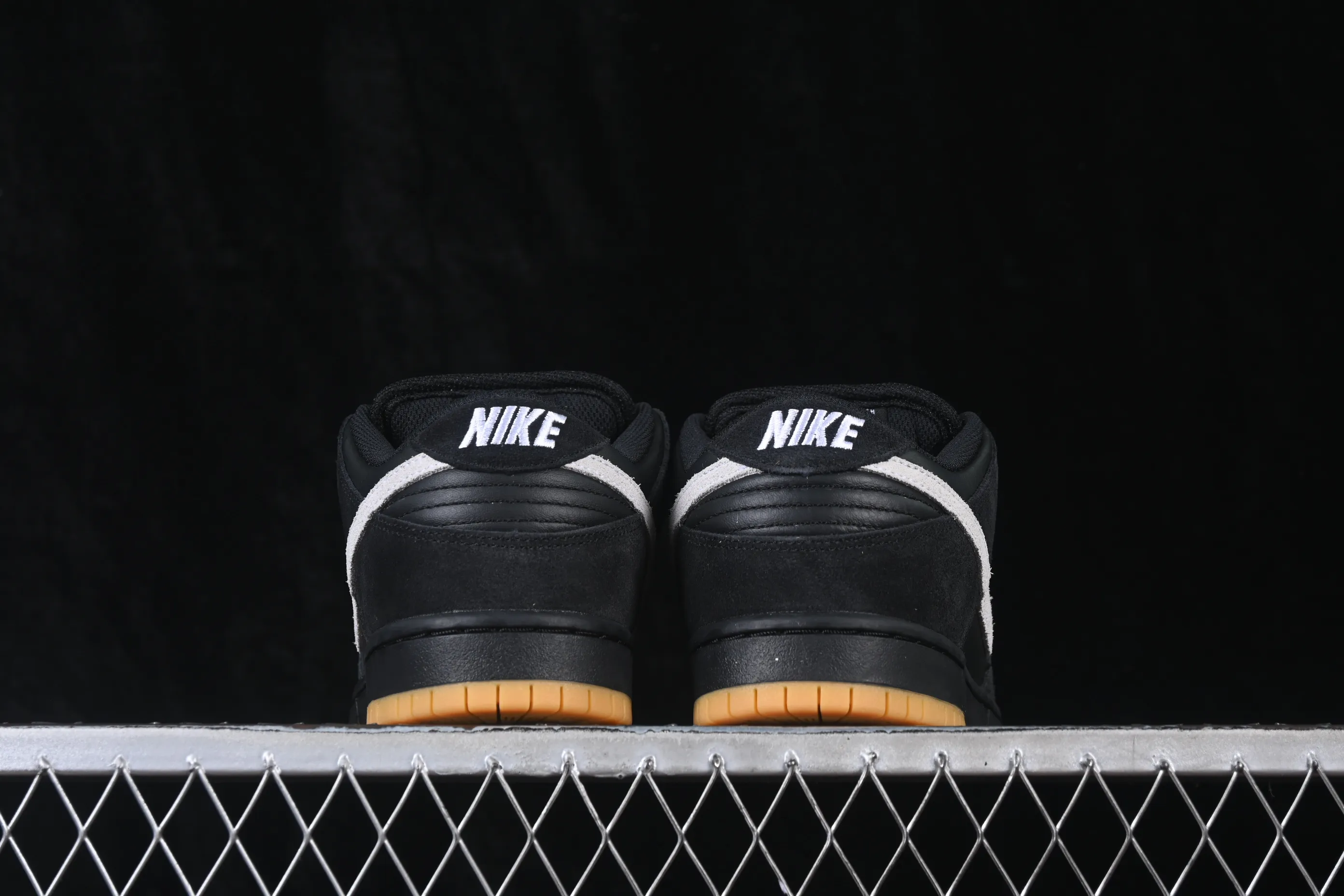All Categories Nk SB Dunk Series Nk SB Dunk Low Low-top sneakers Foreign trade version Nike SB Dunk Low Raw rubber black and white Full toe layer low-top casual sneakers HF3704-003